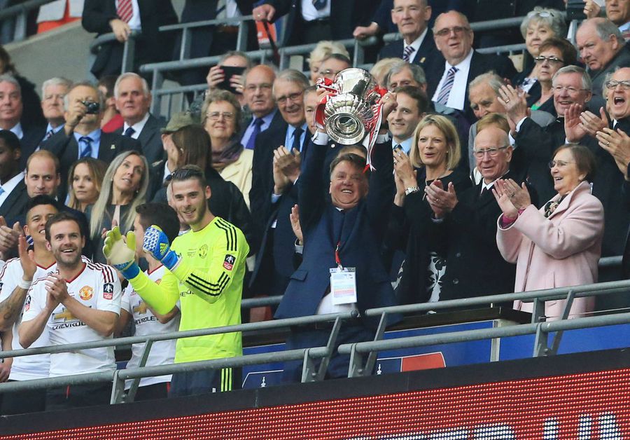 Louis van Gaal, managerul lui Manchester United, primind trofeul FA Cup pe 21 mai 2016 / Foto: Imago Louis van Gaal, atac devastator la Manchester United » „Club comercial, nu de fotbal! Managerul nu are puteri”