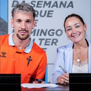 Ionuț Radu, prezentând tricoul lui Celta Vigo, lângă președintele clubului, Maria Mouriño / Foto: X Celta Vigo