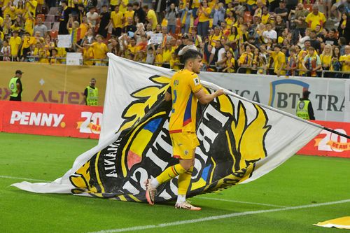 Andrei Rațiu, cu steagul „Uniți sub Tricolor”, după România - Cipru 2-0. FOTO: Cristi Preda