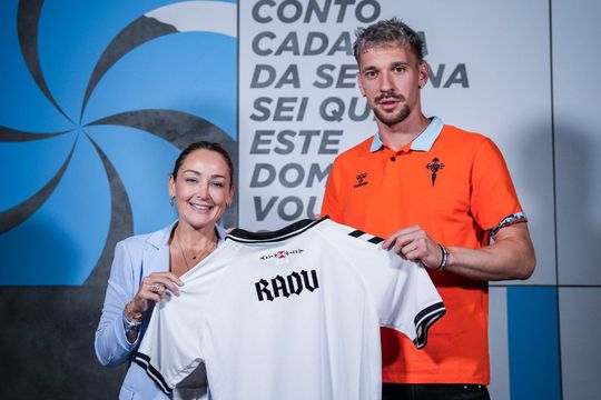 Ionuț Radu, prezentând tricoul lui Celta Vigo, lângă președintele clubului, Maria Mouriño / Foto: X Celta Vigo