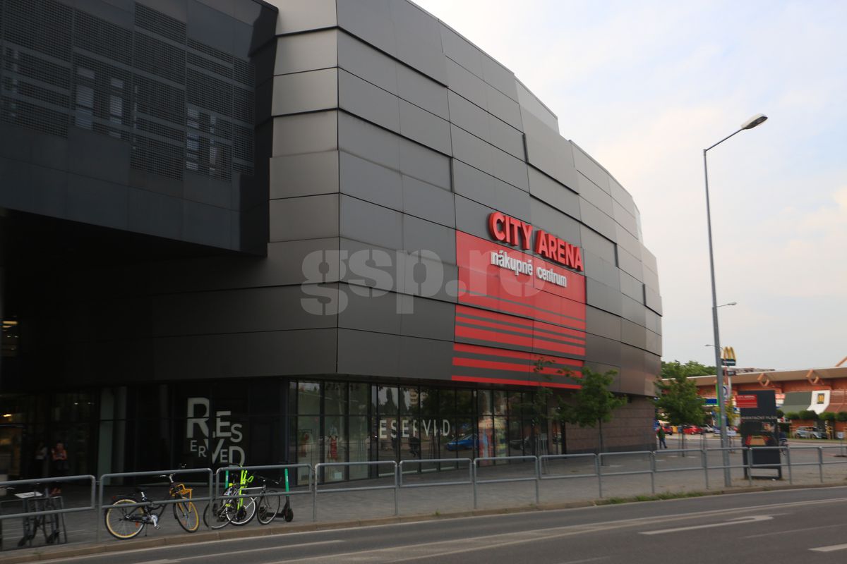 Universitatea Craiova joacă pe un stadion inedit cu Spartak Trnava: intrarea se face prin mall!