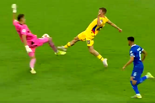 Faza îndelung analizată de VAR, cu câteva momente înainte ca România să „îngenuncheze” Cipru » Trebuia sau nu cartonaș roșu?