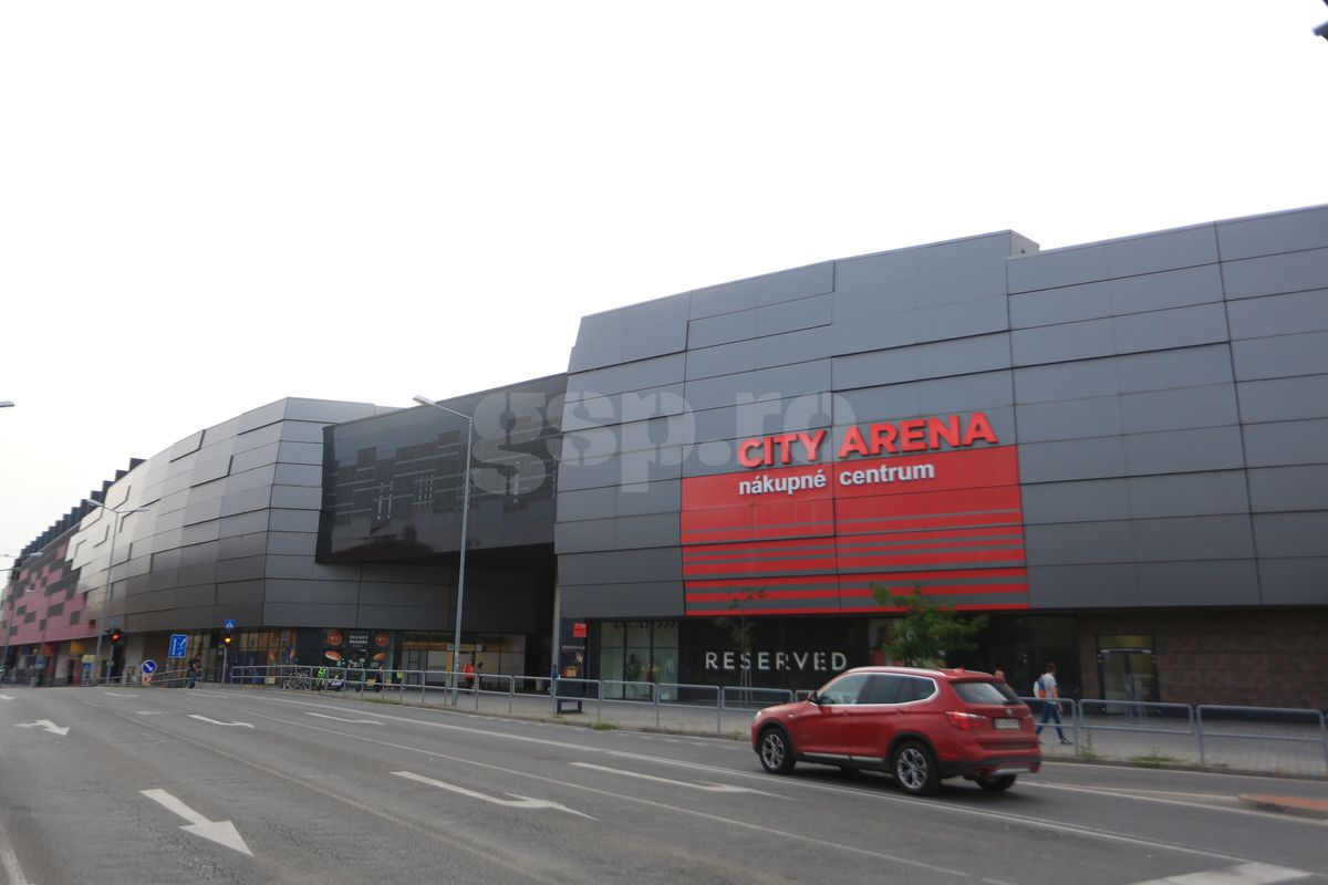 Universitatea Craiova joacă pe un stadion inedit cu Spartak Trnava: intrarea se face prin mall!