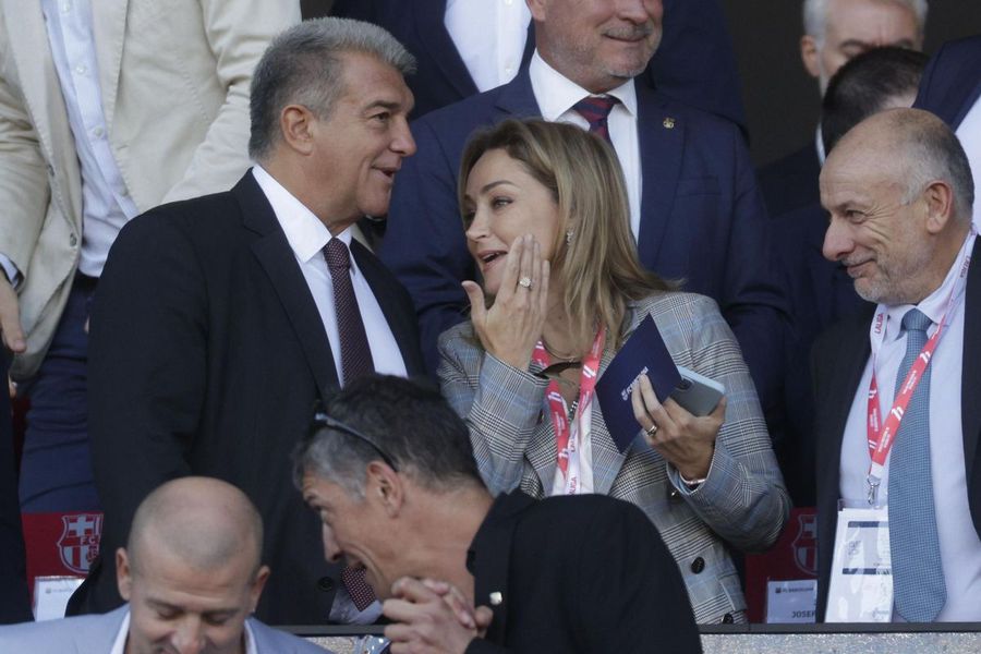 Maria Mourino discută cu președintele Joan Laporta, la un meci între Celta și Barcelona / Foto: Faro de Vigo Ea este noua șefă a lui Ionuț Radu! » A insistat mult pentru transferul portarului român la Celta Vigo