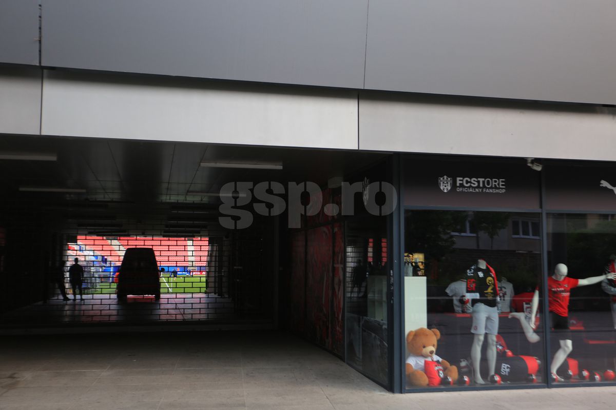 Universitatea Craiova joacă pe un stadion inedit cu Spartak Trnava: intrarea se face prin mall!