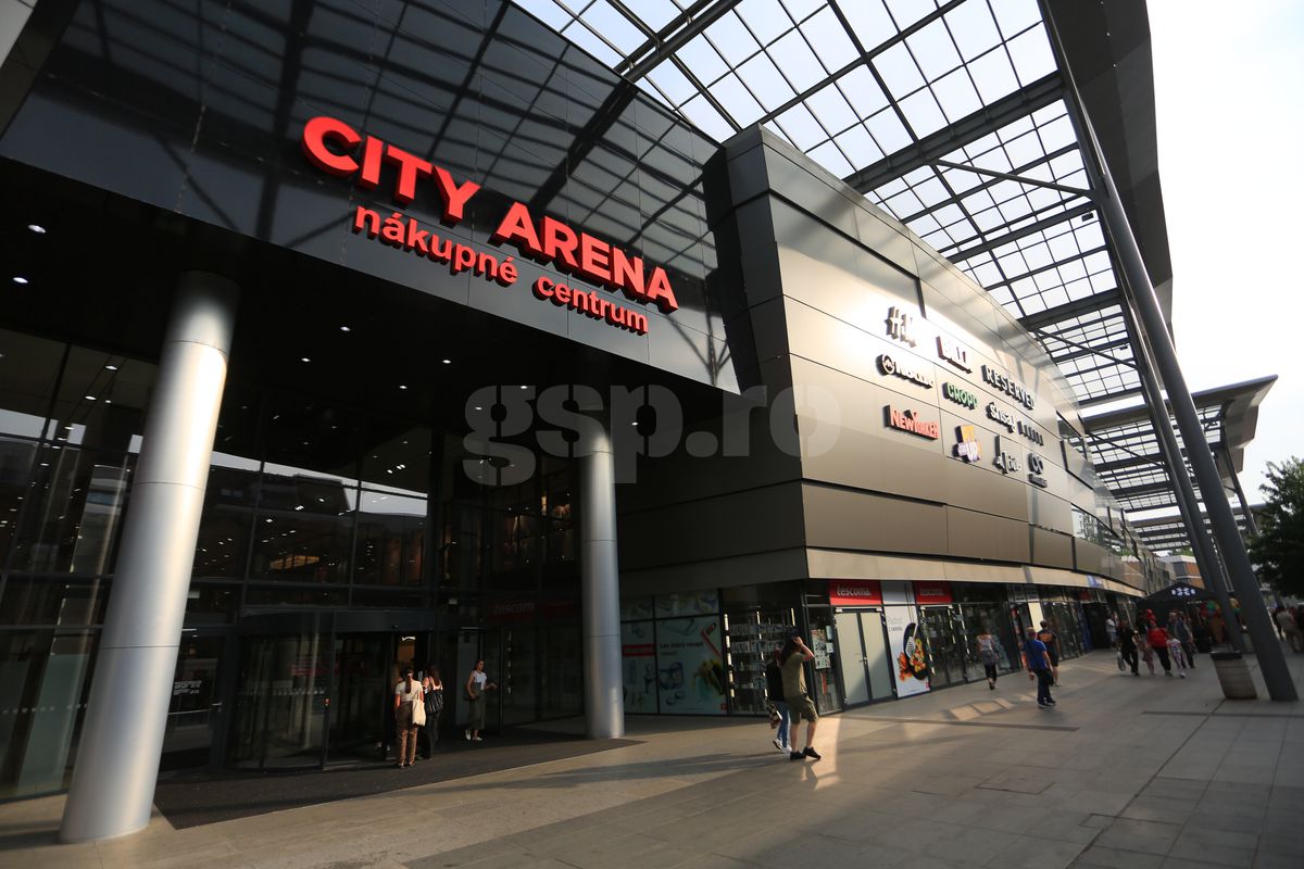 Universitatea Craiova joacă pe un stadion inedit cu Spartak Trnava: intrarea se face prin mall!