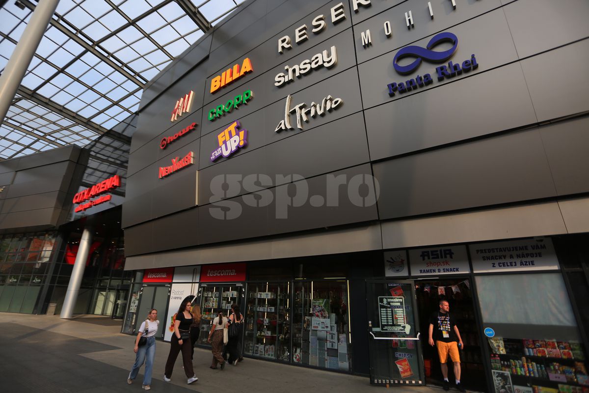 Universitatea Craiova joacă pe un stadion inedit cu Spartak Trnava: intrarea se face prin mall!