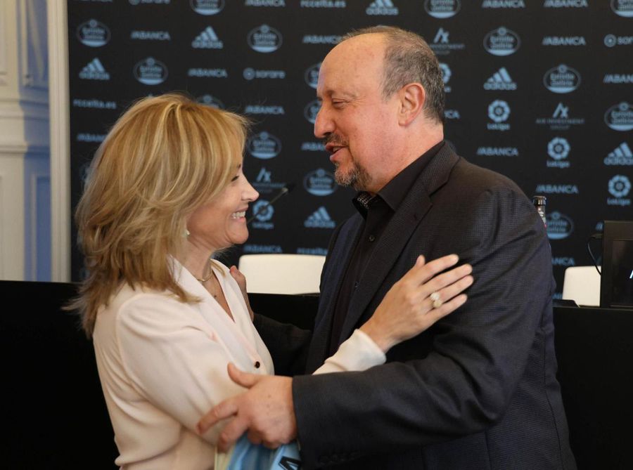 Președintele Maria Mourino, împreună cu Rafa Benitez, care a fost antrenor la Celta Vigo între iulie 2023 și martie 2024 / Foto: Faro de Vigo Ea este noua șefă a lui Ionuț Radu! » A insistat mult pentru transferul portarului român la Celta Vigo