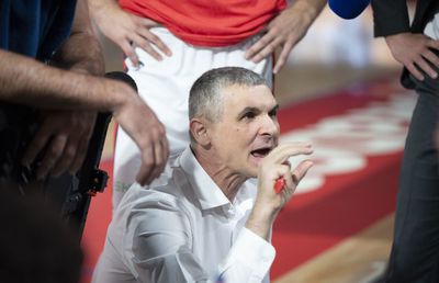 „Dă-o în mama mă-sii” » Antrenorii celor două finaliste din Liga Națională de Baschet au criticat arbitrajul după meciul 4: „E strigător la cer!”