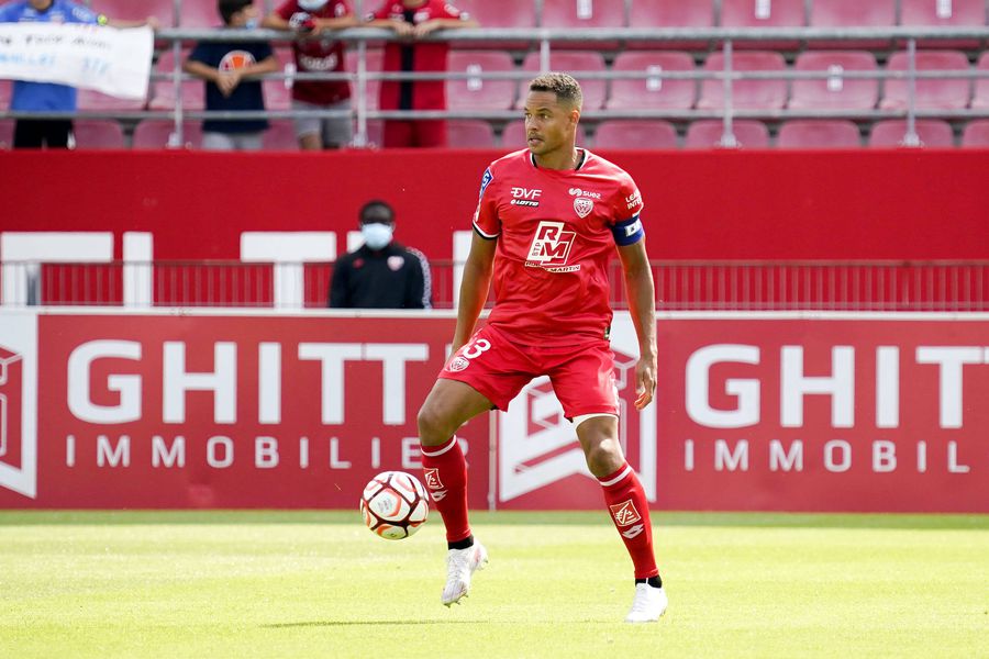 Daniel Congre, în tricoul lui Dijon. Foto: Imago Șoc în Franța » Un fost fotbalist a fost găsit înjunghiat în propria locuință: tentativă de suicid?