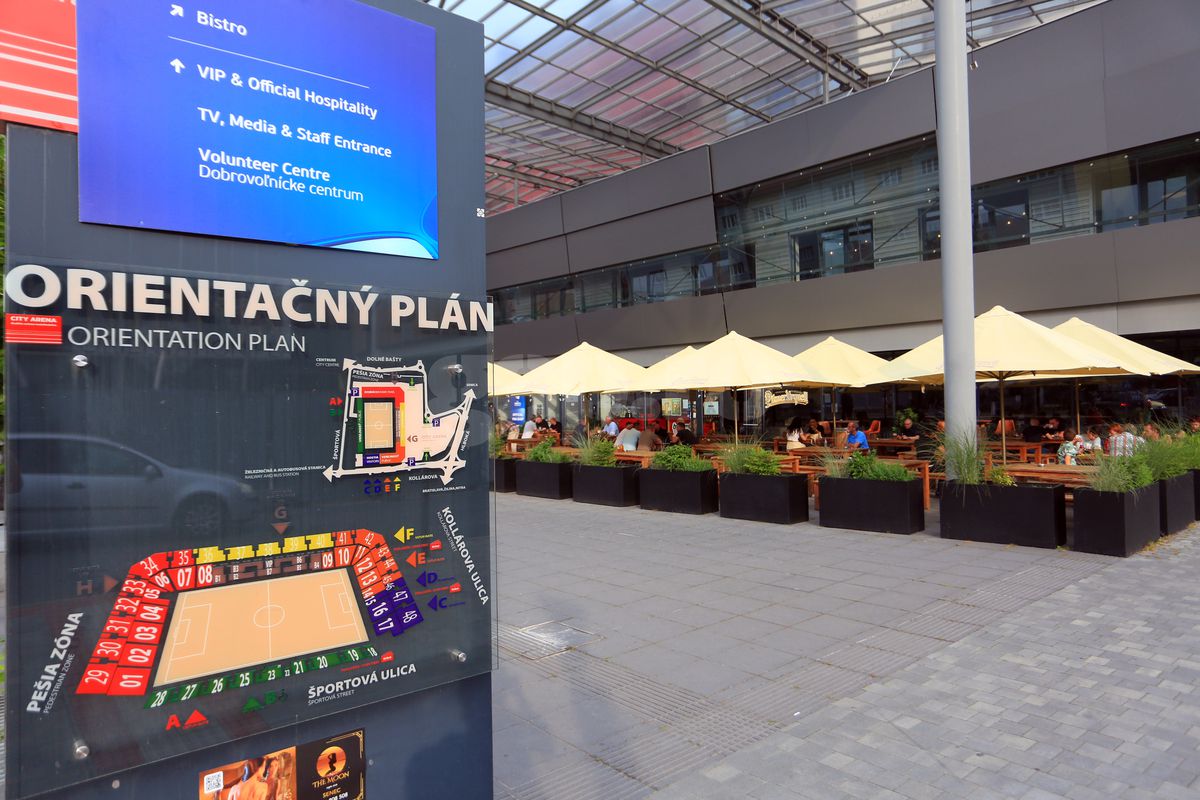 Universitatea Craiova joacă pe un stadion inedit cu Spartak Trnava: intrarea se face prin mall!