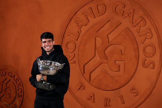 Carlos Alcaraz cu trofeul de la Roland Garros FOTO Guliver/GettyImages