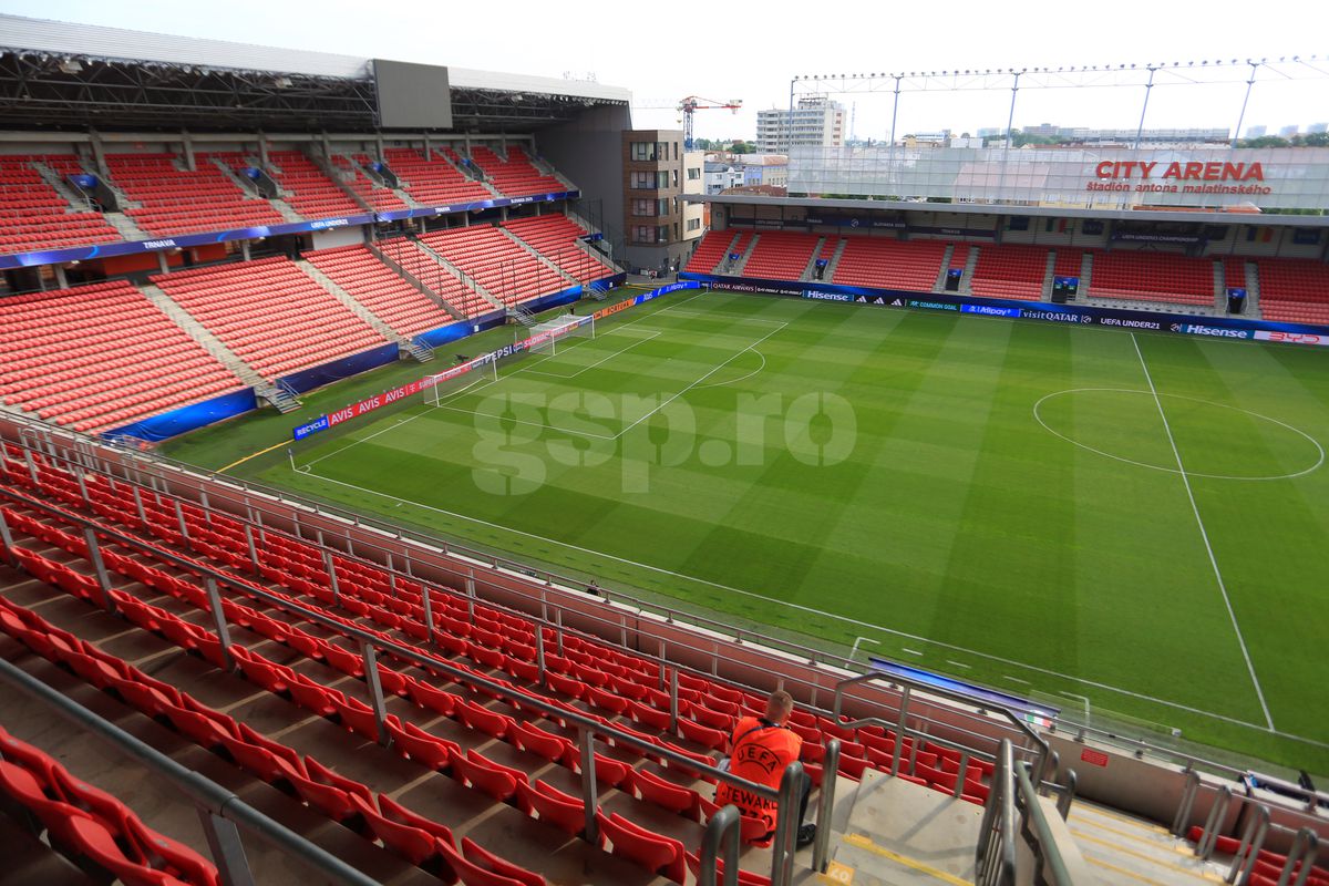 Universitatea Craiova joacă pe un stadion inedit cu Spartak Trnava: intrarea se face prin mall!
