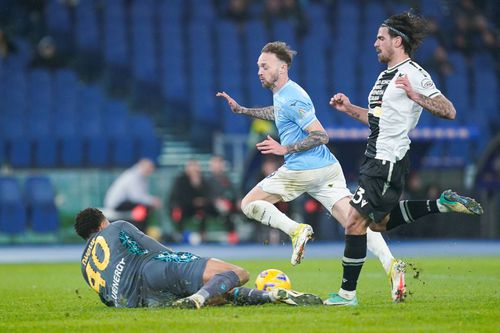 Meciul cu Lazio (2-1) de-acum 15 luni în care Maduka Okoye (Udinese) a forțat cartonașul galben în minutul 63 / Foto: Imago