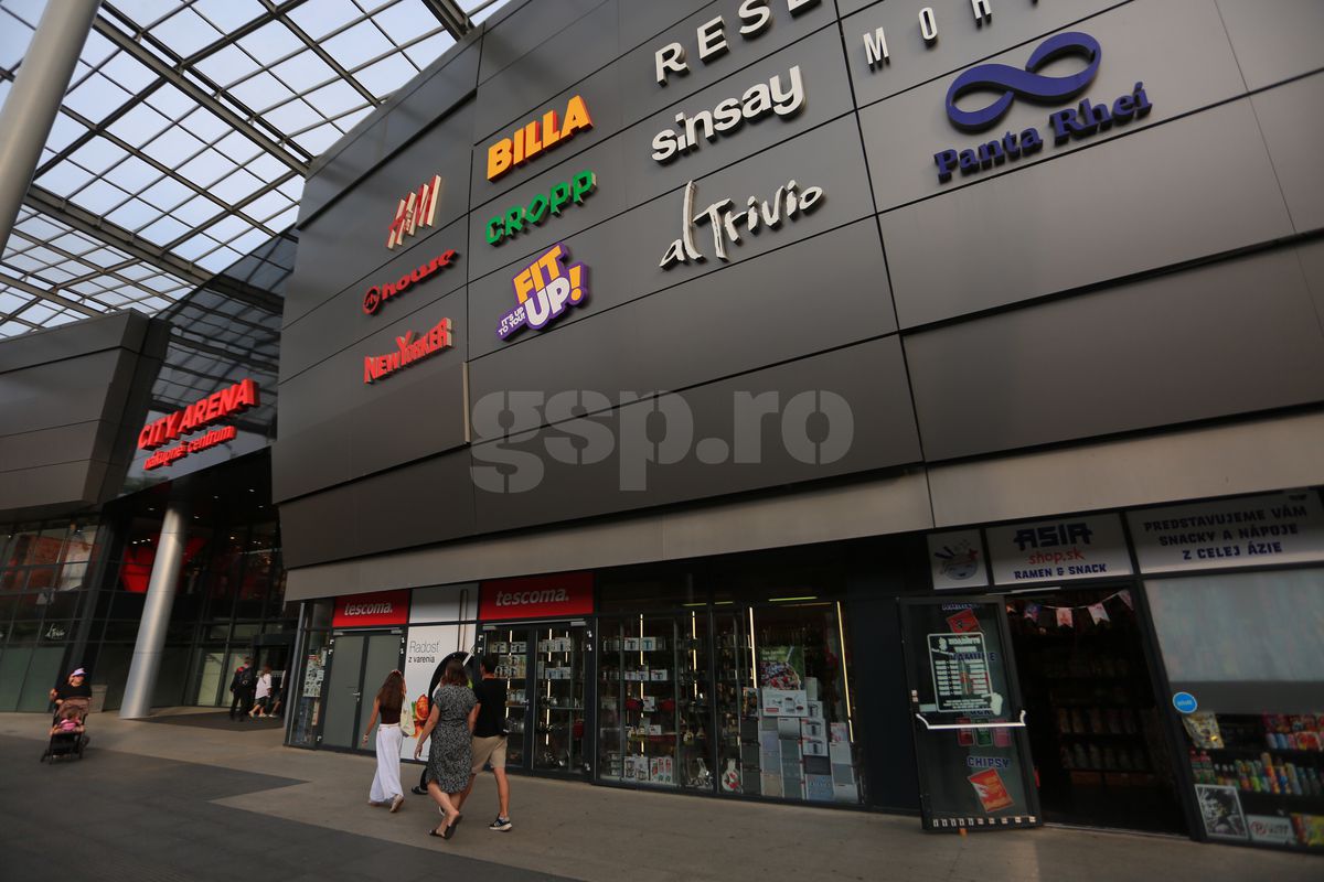 Universitatea Craiova joacă pe un stadion inedit cu Spartak Trnava: intrarea se face prin mall!