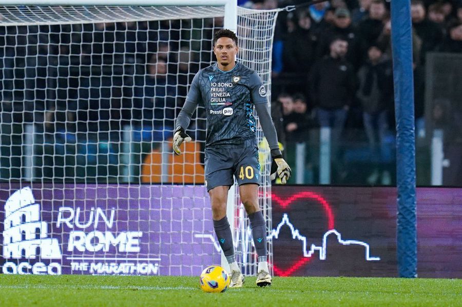 Maduka Okoye, în meciul cu Lazio (2-1), în care a fost avertizat pentru tragere de timp / Foto: Imago Colegul lui Răzvan Sava, găsit vinovat pentru pariuri ilegale! » Ce a făcut și ce riscă jucătorul lui Udinese