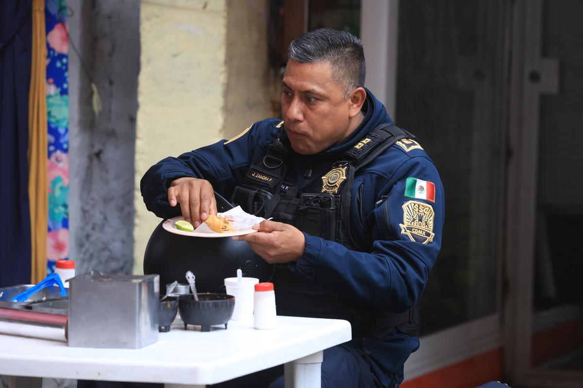Tacos, condimente și... „grăsuțe” umplute cu șorici crocant » „Street food” altfel în Ciudad de Mexico