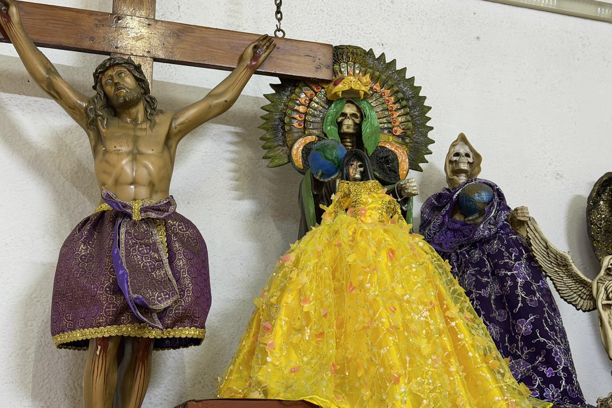 Contrast izbitor în Ciudad de Mexico: milioane de catolici venerează „Sfânta Moarte” » Altare pline cu flori dedicate unui schelet