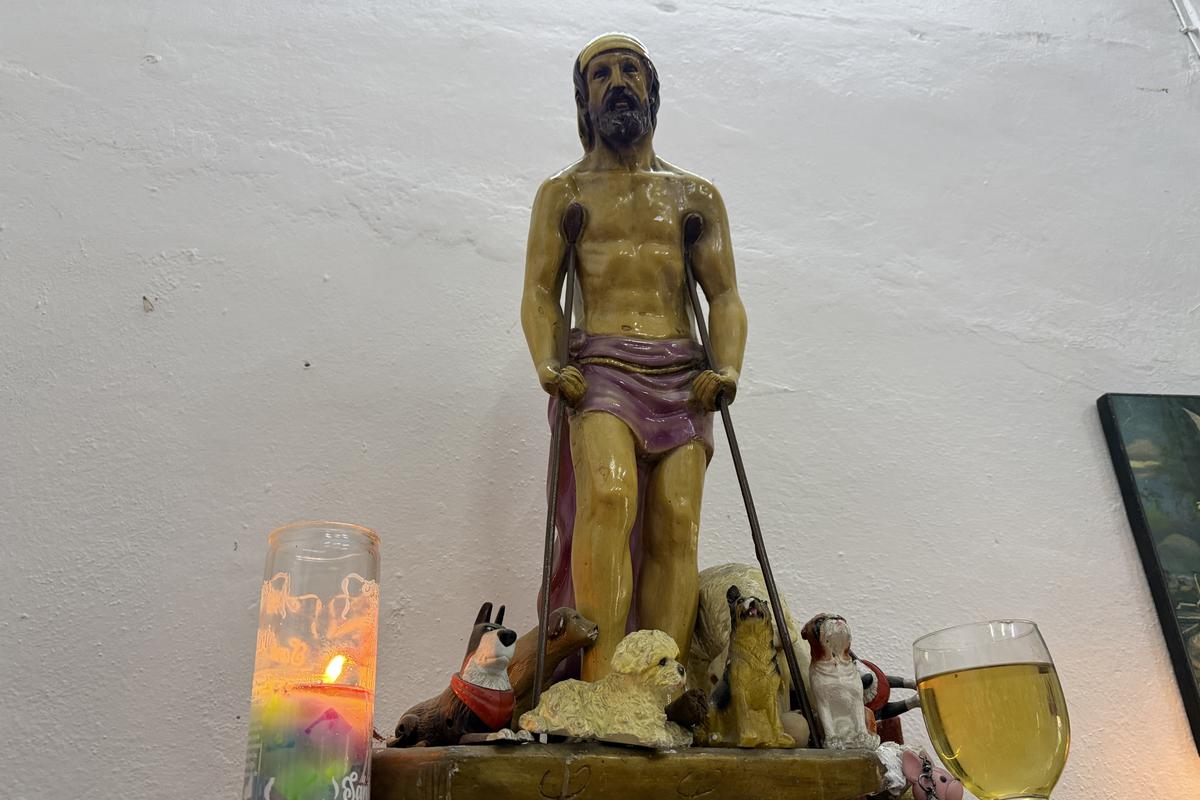 Contrast izbitor în Ciudad de Mexico: milioane de catolici venerează „Sfânta Moarte” » Altare pline cu flori dedicate unui schelet