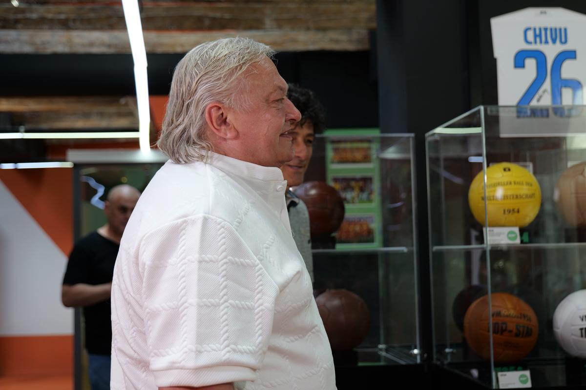 Miodrag Belodedici și Dănuț Lupu, la colecția tuturor baloanelor folosite la Campionatele Mondiale