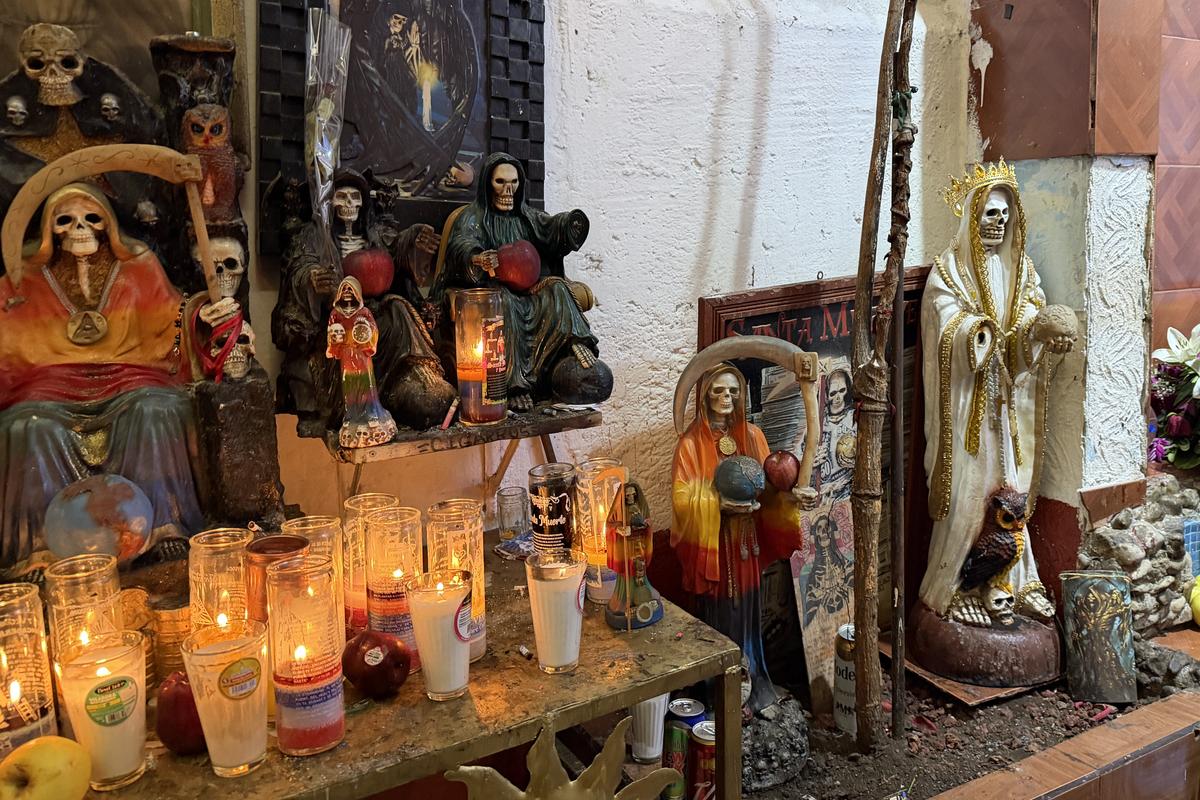 Contrast izbitor în Ciudad de Mexico: milioane de catolici venerează „Sfânta Moarte” » Altare pline cu flori dedicate unui schelet