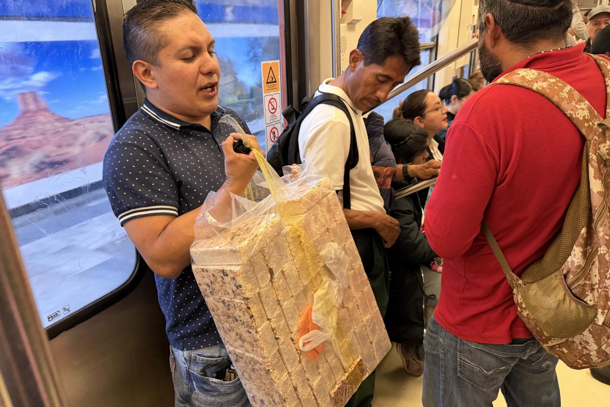Tacos, condimente și... „grăsuțe” umplute cu șorici crocant » „Street food” altfel în Ciudad de Mexico