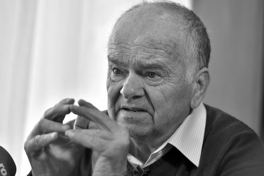 Petru Cadar, o legendă a fotbalului brașovean, a încetat din viaţă la vârsta de 77 de ani Legenda Brașovului s-a stins la 77 de ani. Rămân poveștile lui antologice: „M-au vândut pe două sobe de teracotă”