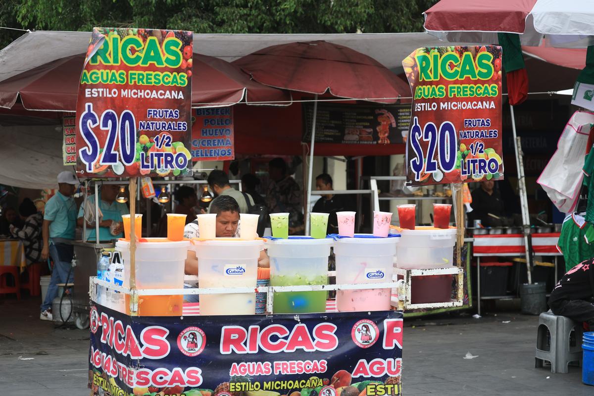 Tacos, condimente și... „grăsuțe” umplute cu șorici crocant » „Street food” altfel în Ciudad de Mexico