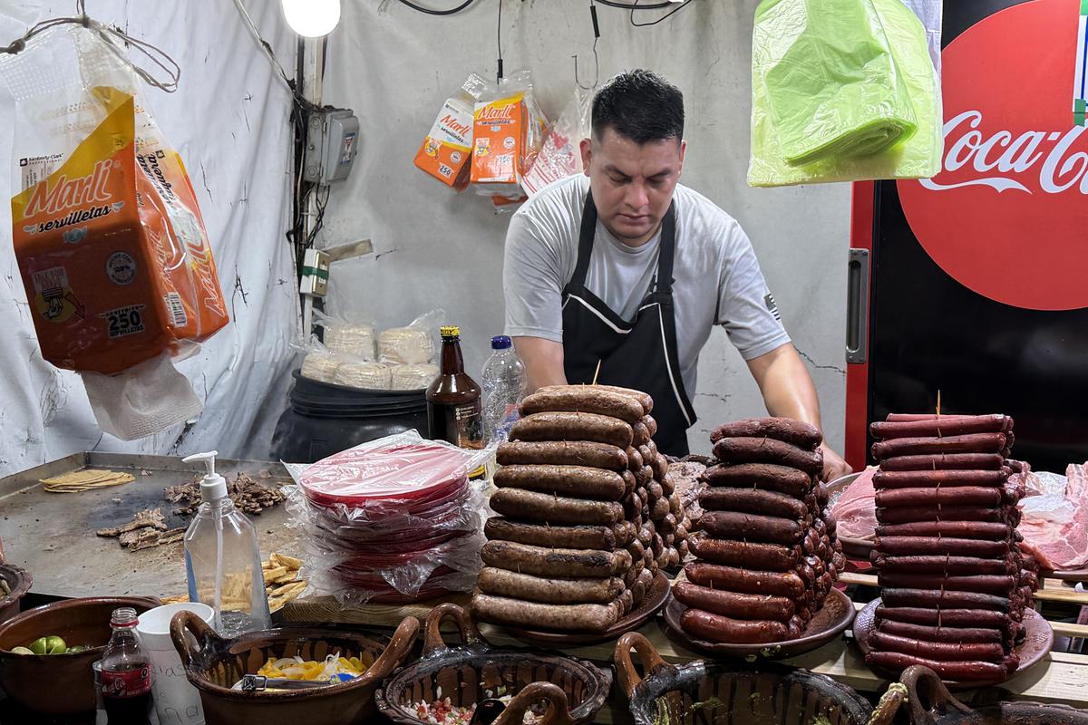 Tacos, condimente și... „grăsuțe” umplute cu șorici crocant » „Street food” altfel în Ciudad de Mexico