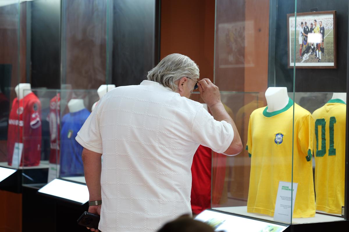 Miodrag Belodedici și Dănuț Lupu, la colecția tuturor baloanelor folosite la Campionatele Mondiale