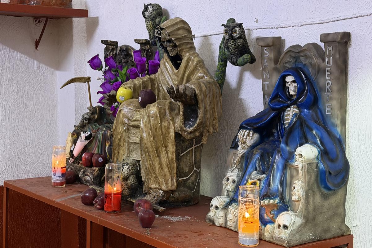 Contrast izbitor în Ciudad de Mexico: milioane de catolici venerează „Sfânta Moarte” » Altare pline cu flori dedicate unui schelet