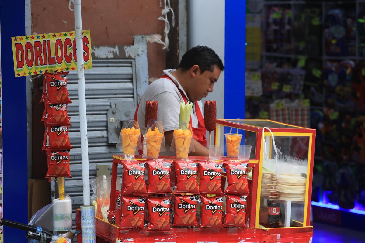 Tacos, condimente și... „grăsuțe” umplute cu șorici crocant » „Street food” altfel în Ciudad de Mexico