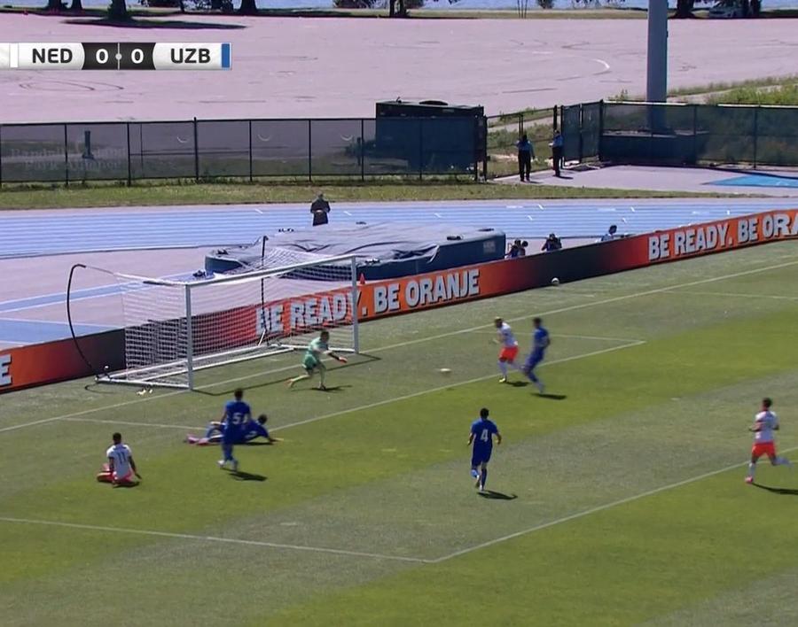 Donyell Malen ratează singur cu portarul uzbek din marginea careului mic Atacantul central al Olandei, făcut praf: „Nicio șansă... E simbolul mediocrității campionatului!”