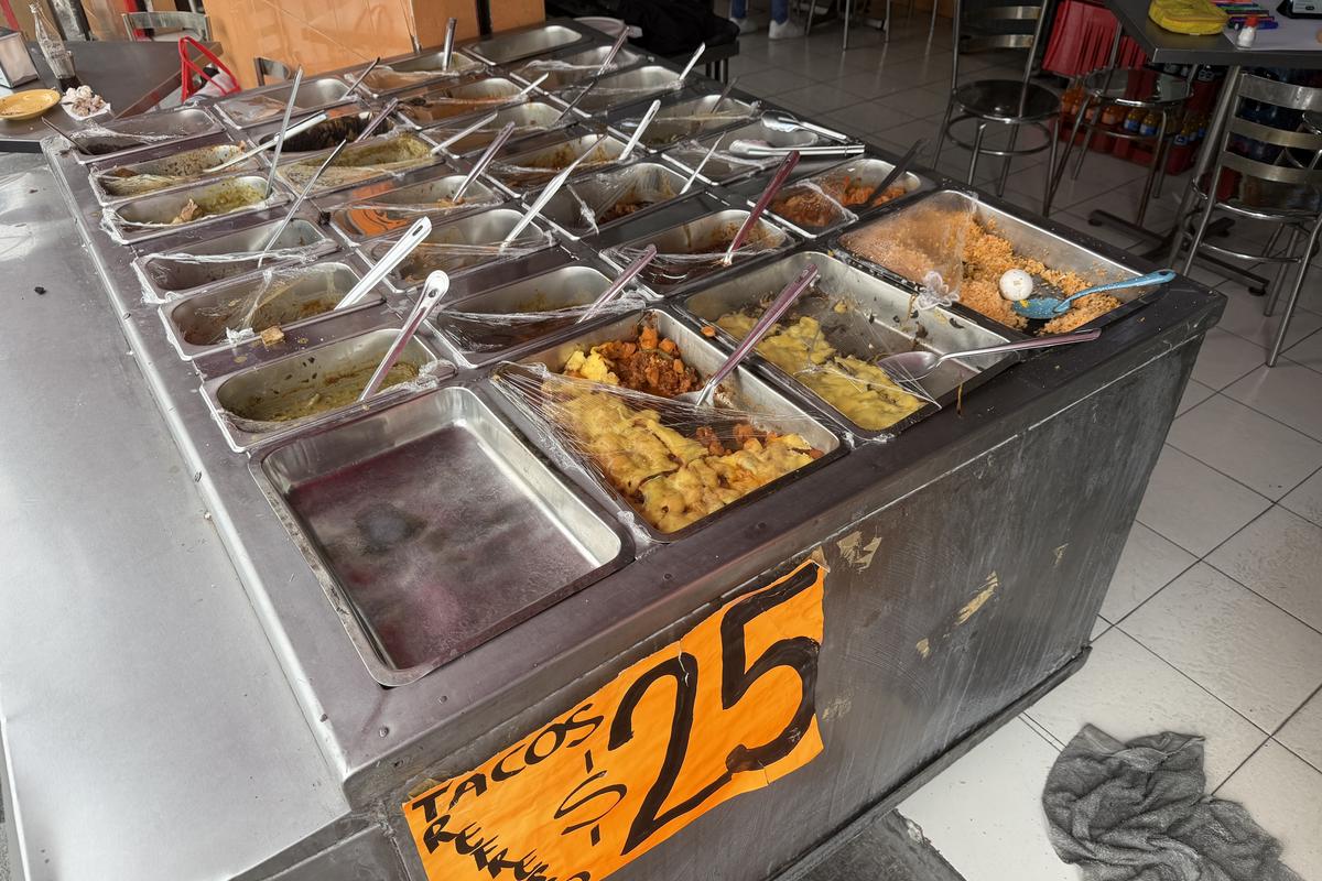 Tacos, condimente și... „grăsuțe” umplute cu șorici crocant » „Street food” altfel în Ciudad de Mexico