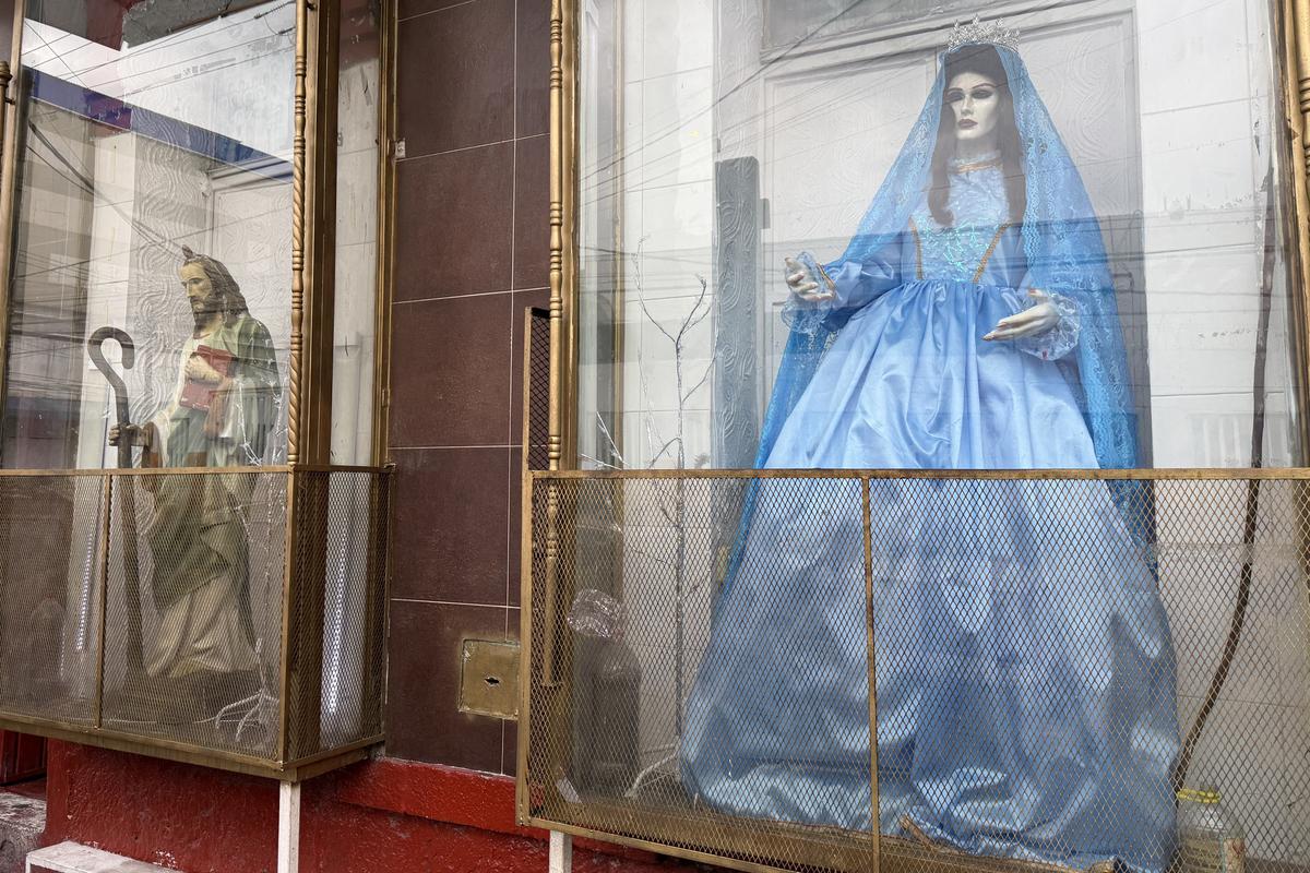 Contrast izbitor în Ciudad de Mexico: milioane de catolici venerează „Sfânta Moarte” » Altare pline cu flori dedicate unui schelet