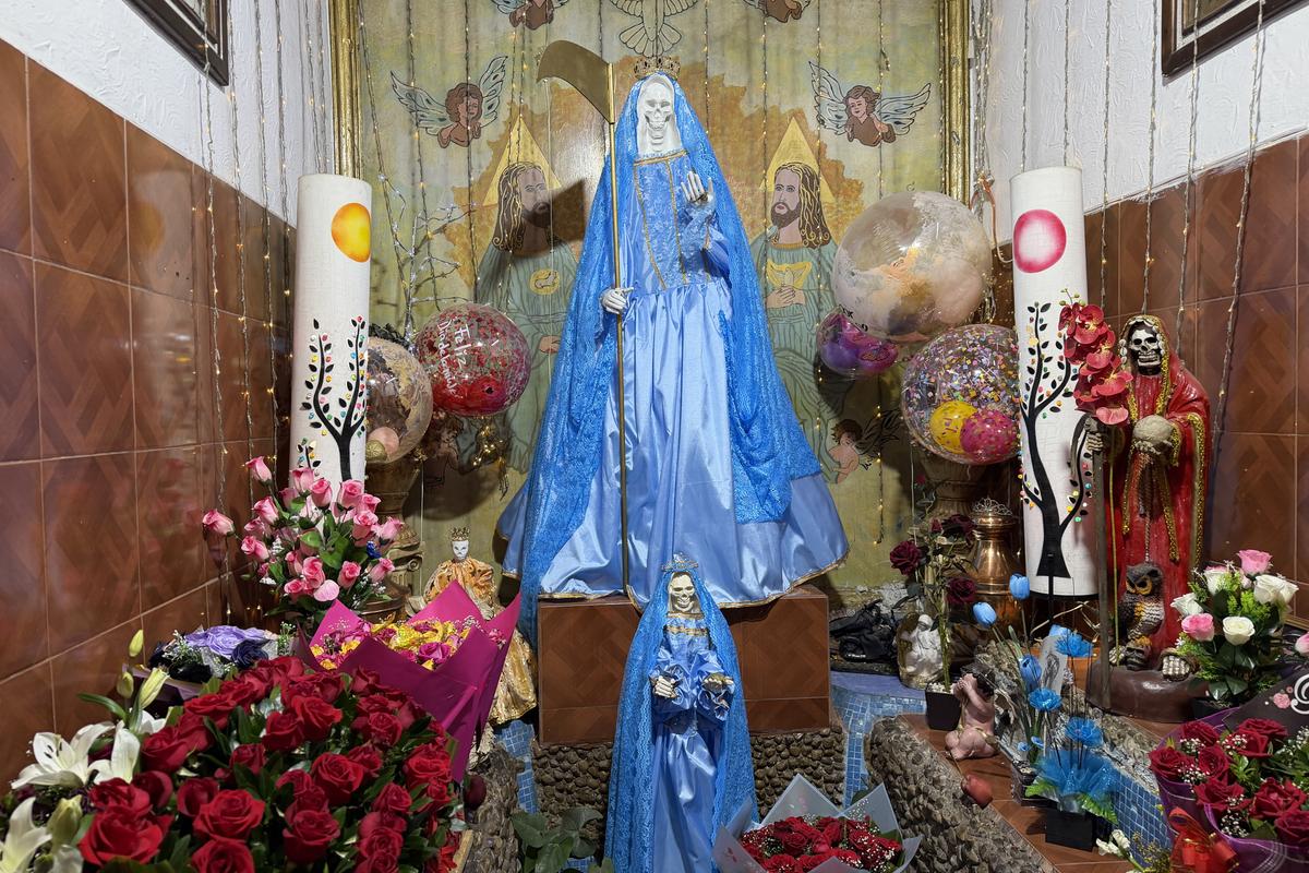Contrast izbitor în Ciudad de Mexico: milioane de catolici venerează „Sfânta Moarte” » Altare pline cu flori dedicate unui schelet
