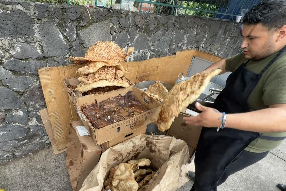 Tacos, condimente și... „grăsuțe” umplute cu șorici crocant » „Street food” altfel în Ciudad de Mexico