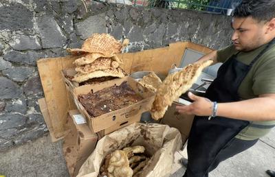 Tacos, condimente și... „grăsuțe” umplute cu șorici crocant » „Street food” altfel în Ciudad de Mexico