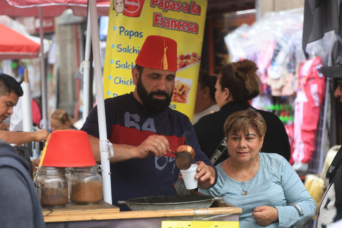 Tacos, condimente și... „grăsuțe” umplute cu șorici crocant » „Street food” altfel în Ciudad de Mexico