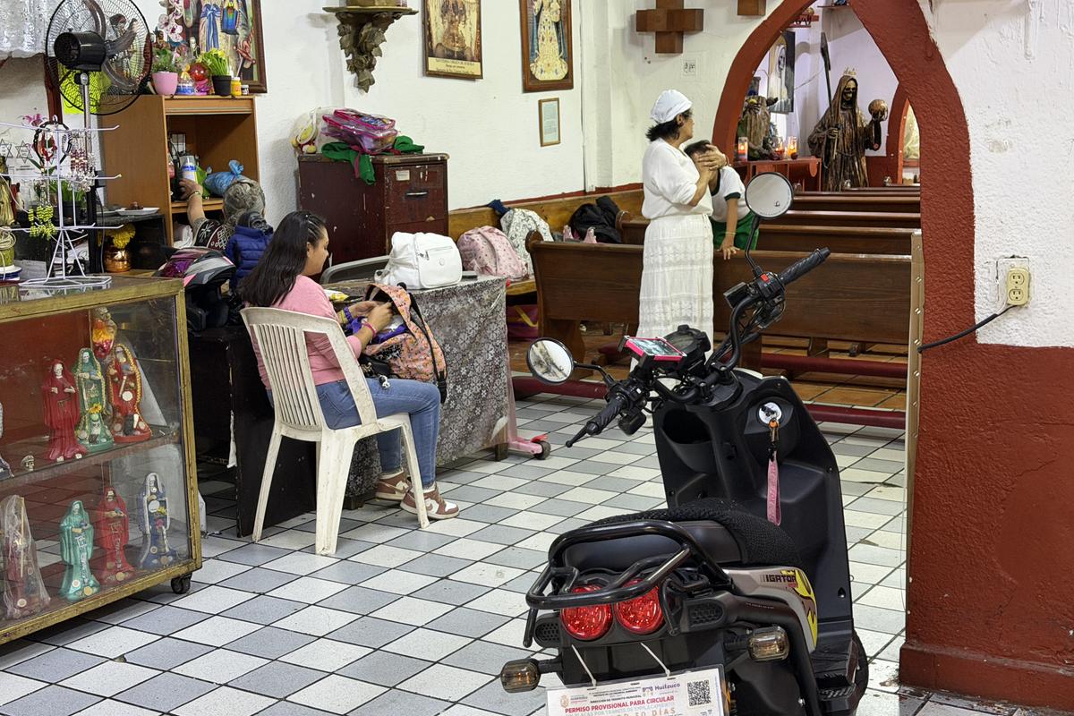 Contrast izbitor în Ciudad de Mexico: milioane de catolici venerează „Sfânta Moarte” » Altare pline cu flori dedicate unui schelet