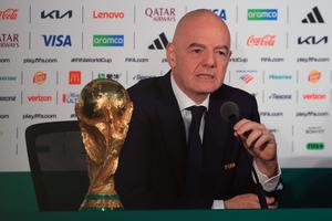 Un nou editorial nimicitor: „Aceasta e FIFA lui Infantino, bufonul care zâmbește. Pentru acel șarlatan arogant, suntem cu toții acolo pentru a fi jefuiți”
