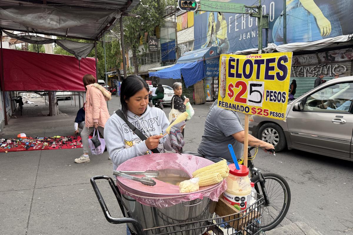 Tacos, condimente și... „grăsuțe” umplute cu șorici crocant » „Street food” altfel în Ciudad de Mexico
