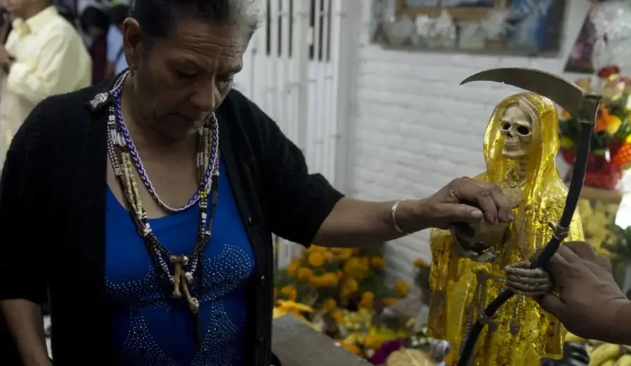 Doña Queta și altarul pentru Sfânta Moarte // Foto: Especial Contrast izbitor în Ciudad de Mexico: milioane de catolici venerează „Sfânta Moarte” » Altare pline cu flori dedicate unui schelet