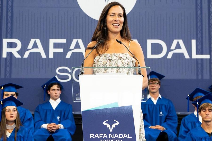Ana Ivanovic vorbind la ceremonia de absolvire 2026 Foto: Rafa Nadal Academy Ana Ivanovic, invitată de lux la ceremonia de absolvire a promoției 2026 a Academiei Rafa Nadal