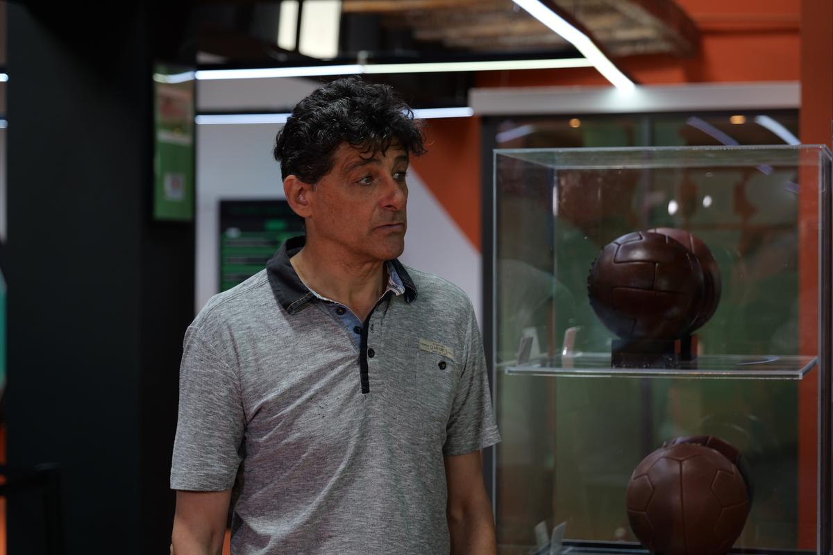 Miodrag Belodedici și Dănuț Lupu, la colecția tuturor baloanelor folosite la Campionatele Mondiale