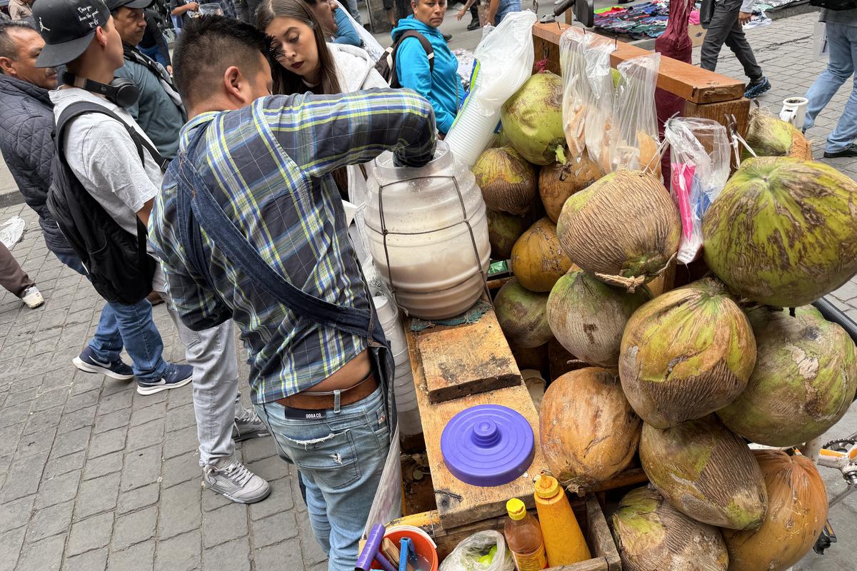 Tacos, condimente și... „grăsuțe” umplute cu șorici crocant » „Street food” altfel în Ciudad de Mexico