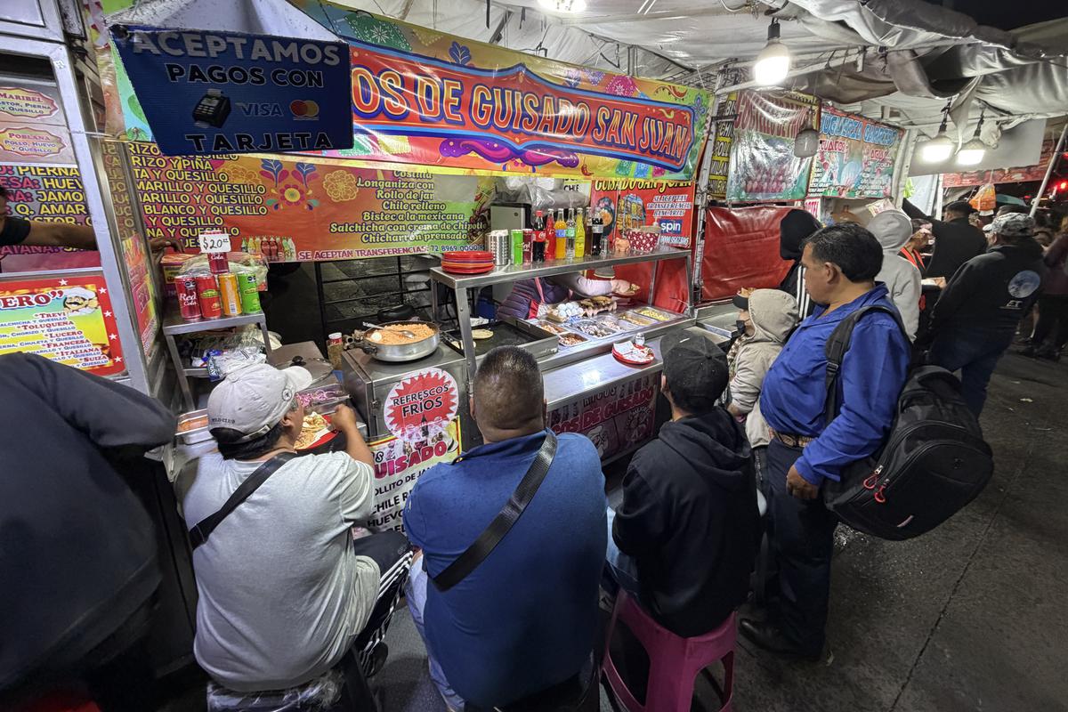Tacos, condimente și... „grăsuțe” umplute cu șorici crocant » „Street food” altfel în Ciudad de Mexico