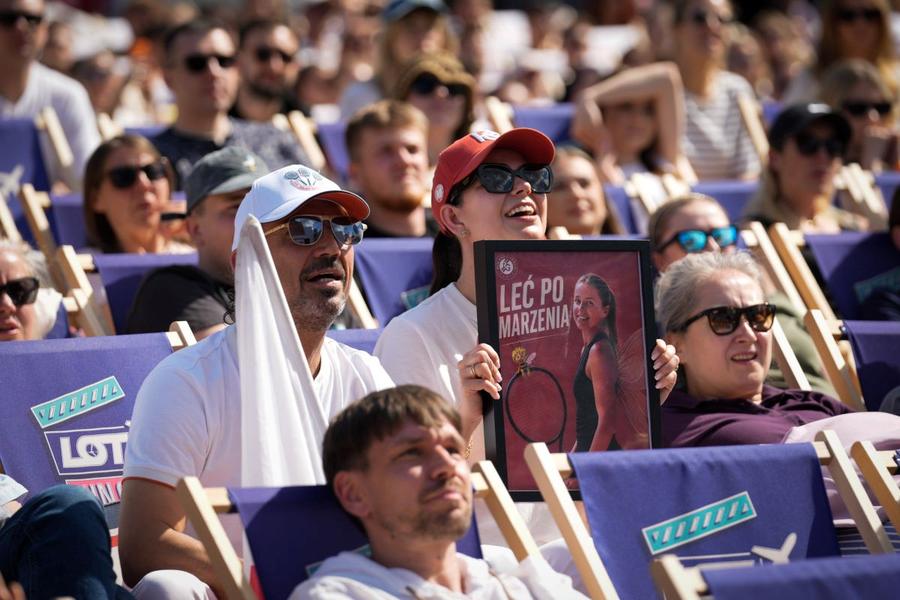Fani polonezi urmărind finala de la Roland Garros 2026 pe ecrane montate în fața Palatului Culturii și Științei din Varșovia Foto: Imago Images Finalista-surpriză de la Roland Garros și adevărul crud: „Am primit amenințări cu moartea de la 17 ani”