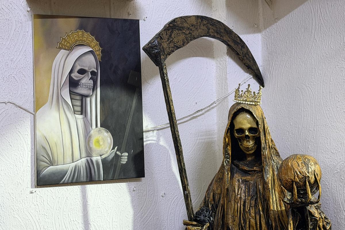 Contrast izbitor în Ciudad de Mexico: milioane de catolici venerează „Sfânta Moarte” » Altare pline cu flori dedicate unui schelet