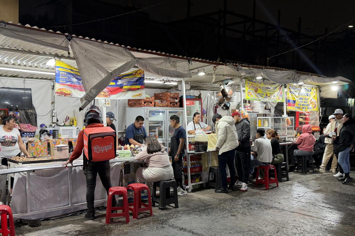 Tacos, condimente și... „grăsuțe” umplute cu șorici crocant » „Street food” altfel în Ciudad de Mexico